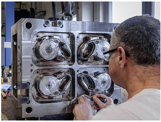 Mold with Four Identical Parts with a design to avoid undercuts