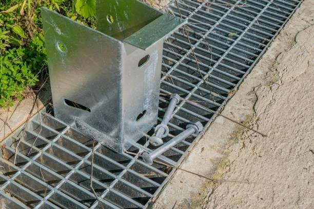 Grating Mesh with Support Screws, highlighting that not all grating clips are equal